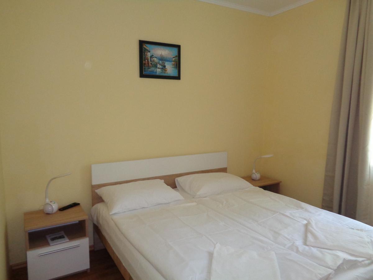 Arnyas Park Apartmanhaz Bed & Breakfast Balatonalmadi Ngoại thất bức ảnh